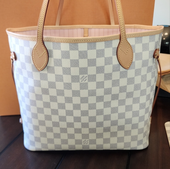 Louis Vuitton Neverfull MM - Picture 7 of 16